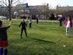 De meiden in training voor het schoolvoetbal o.l.v. Roos de Zeeuw en Els Harkmans.