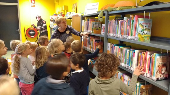 Groep 3 bezoekt de bibliotheek